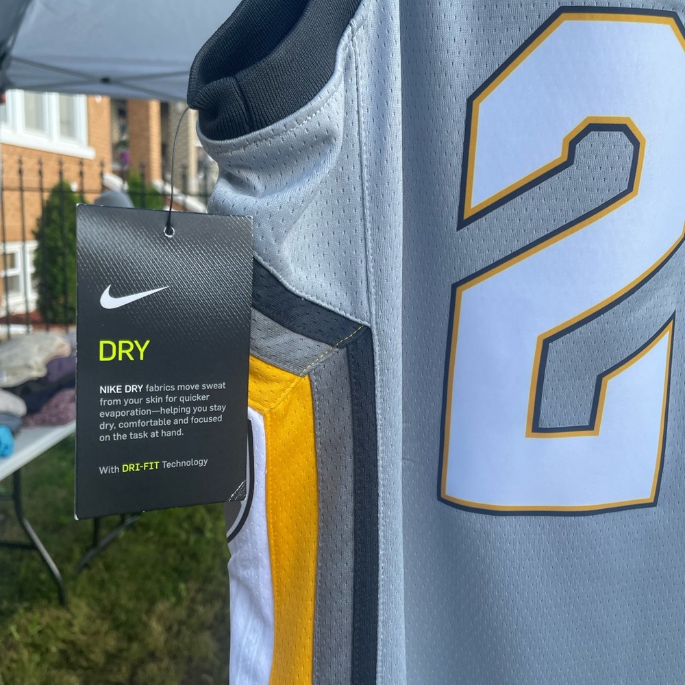 Cleveland Cavaliers Jersey - Picture 4 of 6